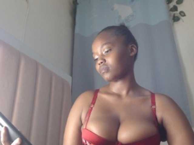 Curvy-maxy9 live cam on BongaCams