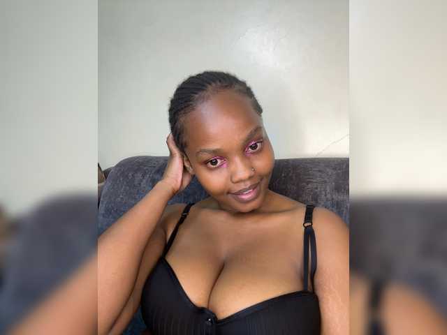 Curvy-maxy9 live cam on BongaCams