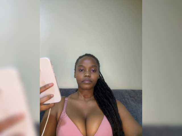 Curvy-maxy9 live cam on BongaCams