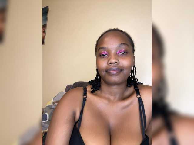 Curvy-maxy9 live cam on BongaCams