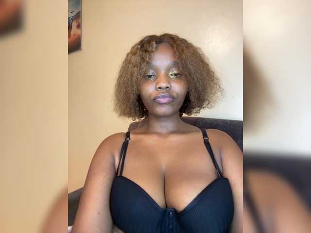 Curvy-maxy9 live cam on BongaCams