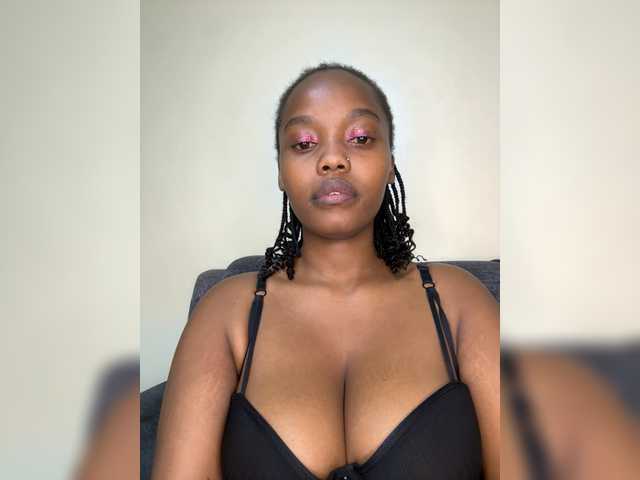 Curvy-maxy9 live cam on BongaCams