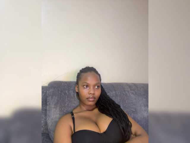 Curvy-maxy9 live cam on BongaCams