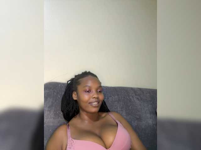Curvy-maxy9 live cam on BongaCams