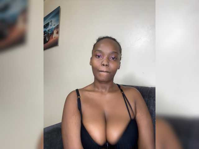 Curvy-maxy9 live cam on BongaCams