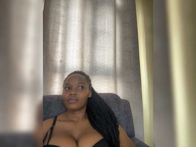 Curvy-maxy9 live cam on BongaCams