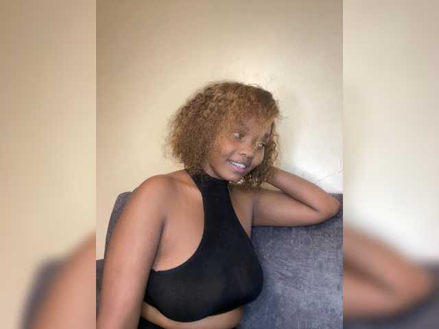 Curvy-maxy9 live cam on BongaCams