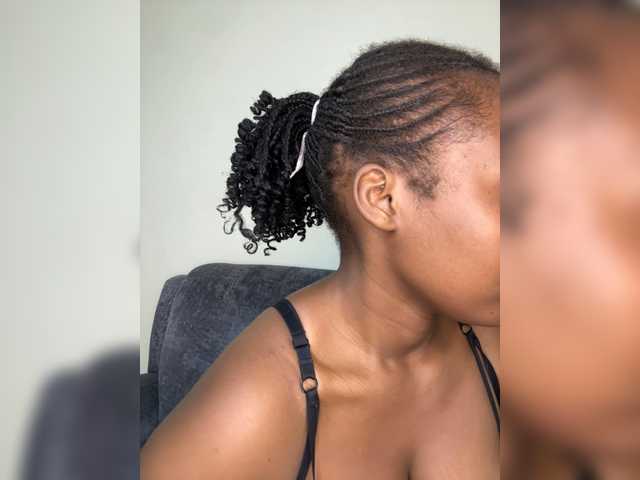 Curvy-maxy9 live cam on BongaCams