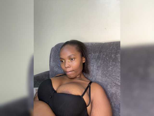 Curvy-maxy9 live cam on BongaCams