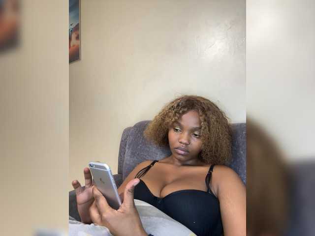 Curvy-maxy9 live cam on BongaCams