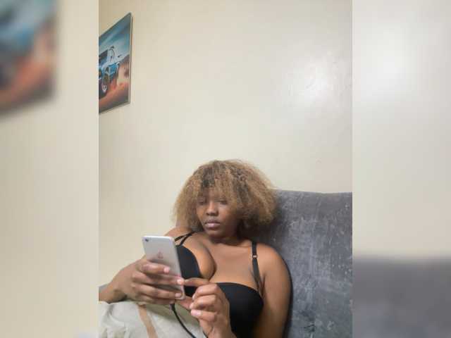Curvy-maxy9 live cam on BongaCams