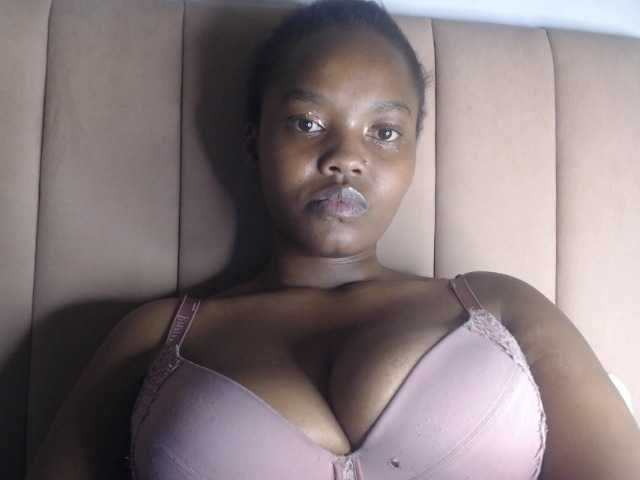 Curvy-maxy9 live cam on BongaCams