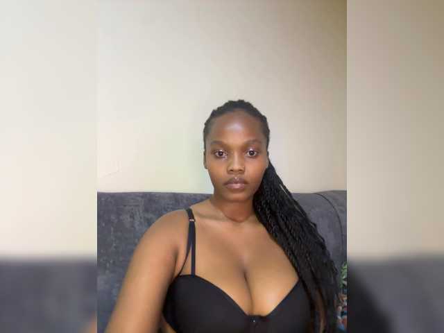 Curvy-maxy9 live cam on BongaCams
