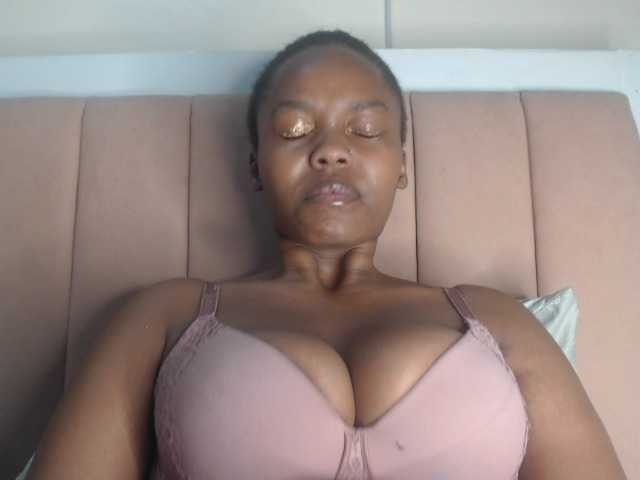 Curvy-maxy9 live cam on BongaCams