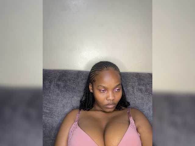 Curvy-maxy9 live cam on BongaCams