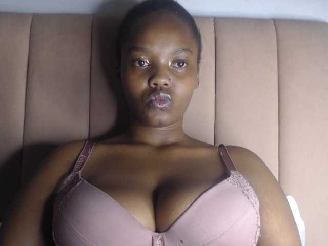 Curvy-maxy9 live cam on BongaCams