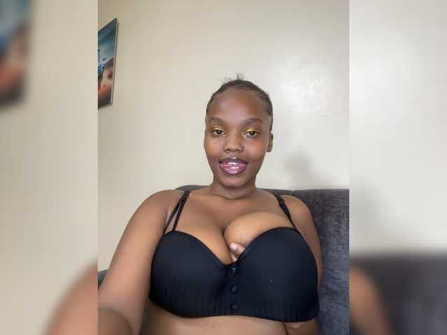 Curvy-maxy9 live cam on BongaCams