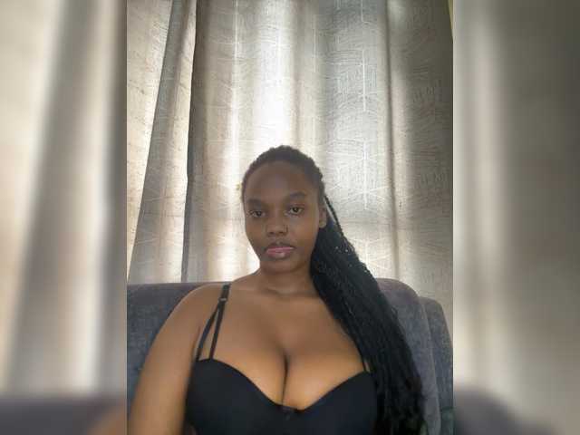 Curvy-maxy9 live cam on BongaCams