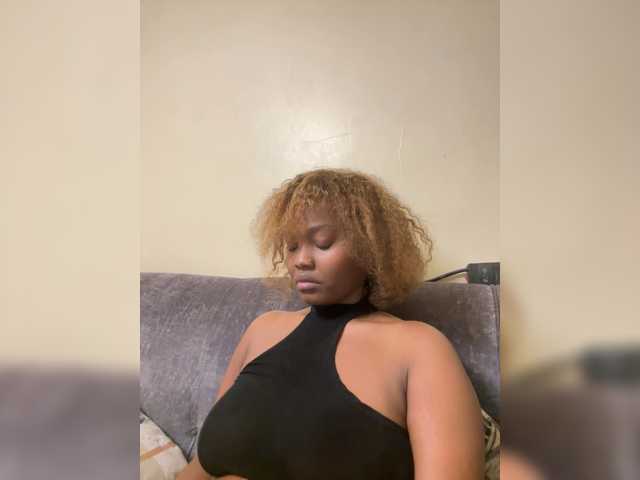 Curvy-maxy9 live cam on BongaCams