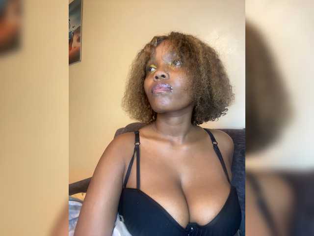 Curvy-maxy9 live cam on BongaCams