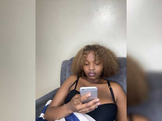 Curvy-maxy9 live cam on BongaCams