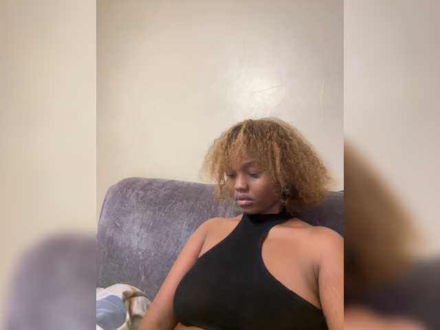 Curvy-maxy9 live cam on BongaCams