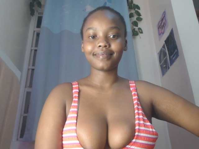 Curvy-maxy9 live cam on BongaCams