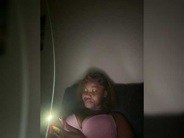 Curvy-maxy9 live cam on BongaCams