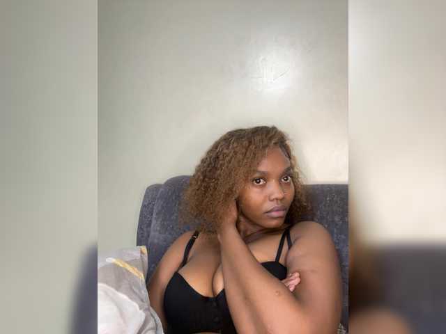 Curvy-maxy9 live cam on BongaCams