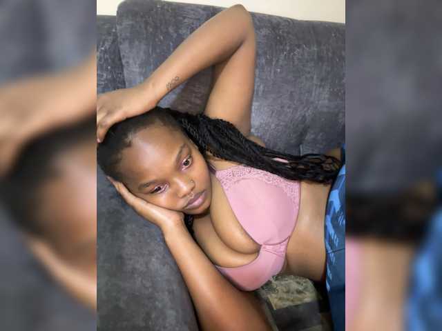 Curvy-maxy9 live cam on BongaCams