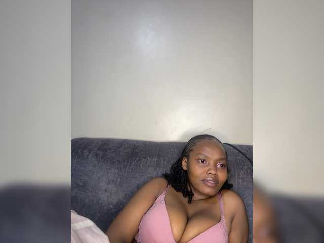 Curvy-maxy9 live cam on BongaCams