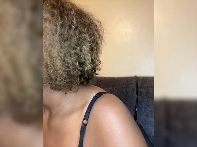 Curvy-maxy9 live cam on BongaCams