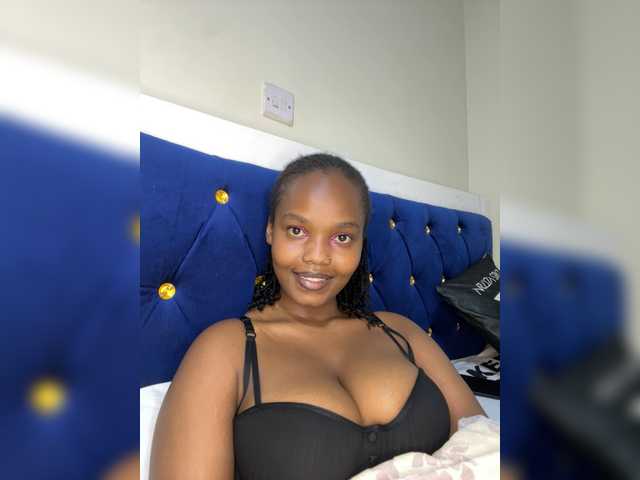 Curvy-maxy9 live cam on BongaCams