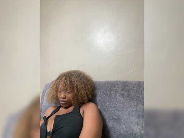 Curvy-maxy9 live cam on BongaCams