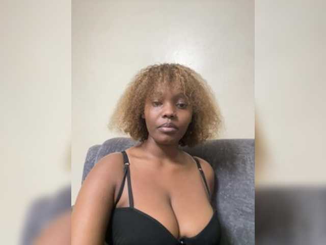 Curvy-maxy9 live cam on BongaCams