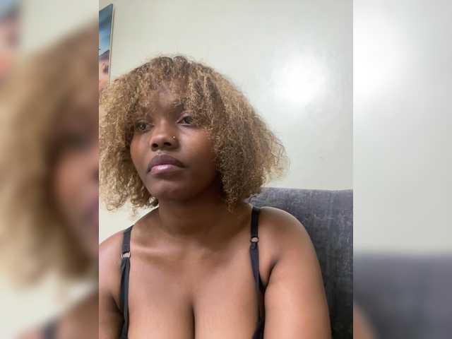 Curvy-maxy9 live cam on BongaCams