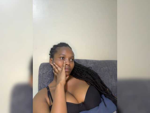 Curvy-maxy9 live cam on BongaCams