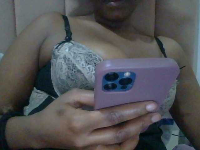 Curvy-maxy9 live cam on BongaCams