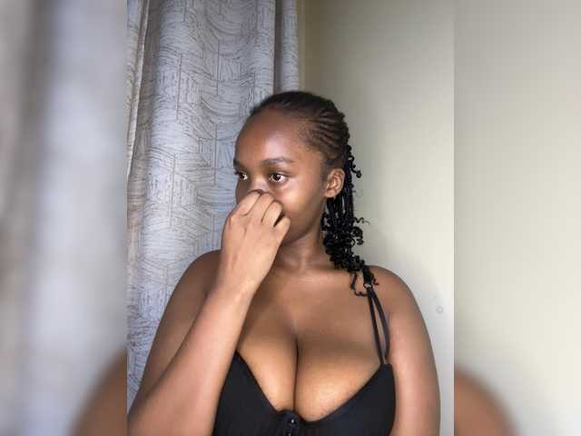 Curvy-maxy9 live cam on BongaCams