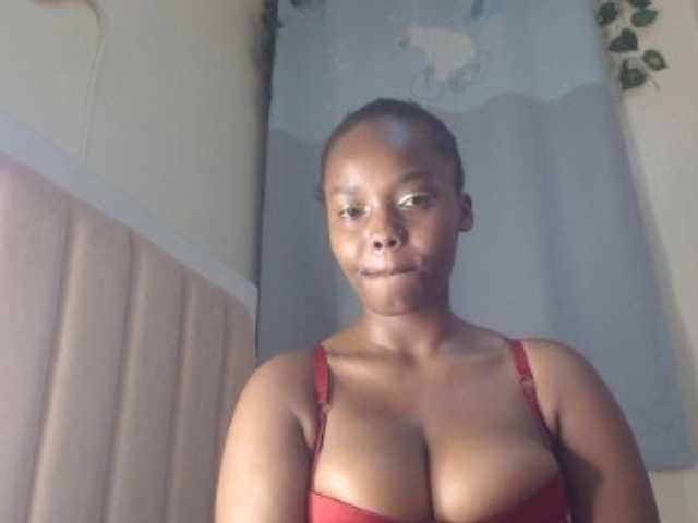 Curvy-maxy9 live cam on BongaCams