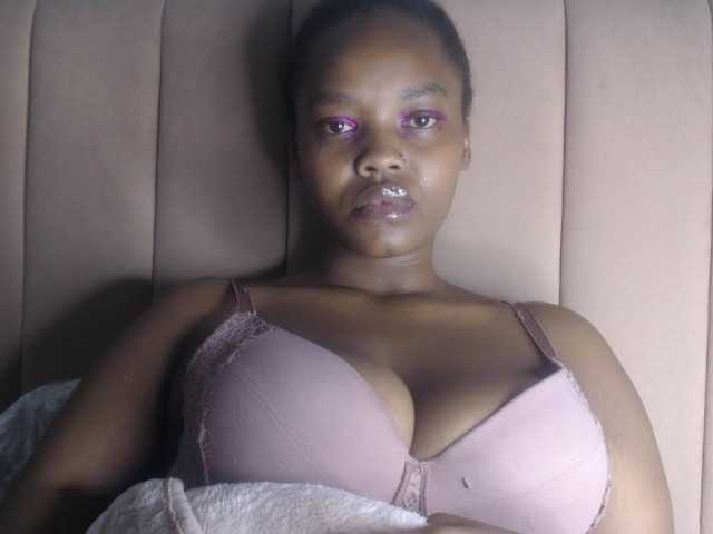 Curvy-maxy9 live cam on BongaCams