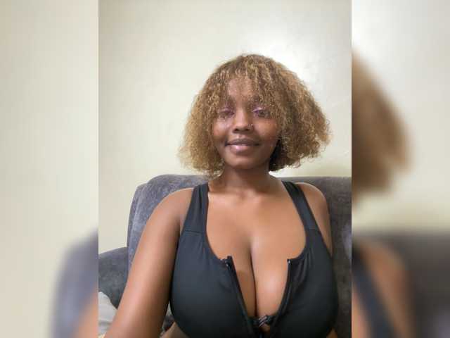 Curvy-maxy9 live cam on BongaCams