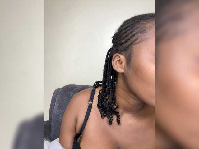 Curvy-maxy9 live cam on BongaCams