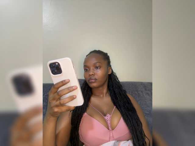 Curvy-maxy9 live cam on BongaCams