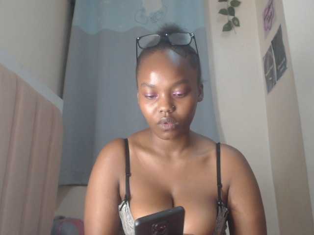 Curvy-maxy9 live cam on BongaCams