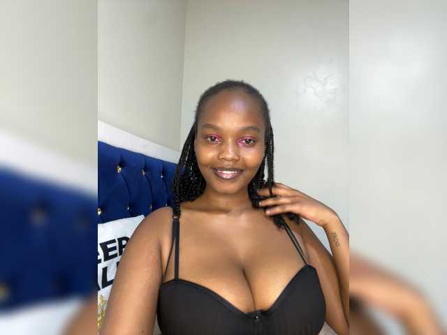 Curvy-maxy9 live cam on BongaCams