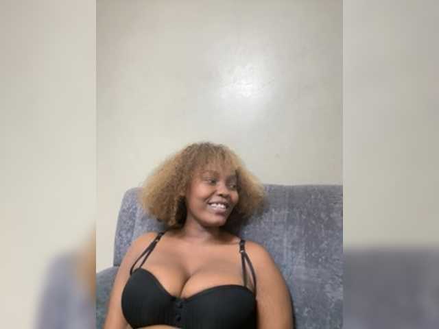 Curvy-maxy9 live cam on BongaCams