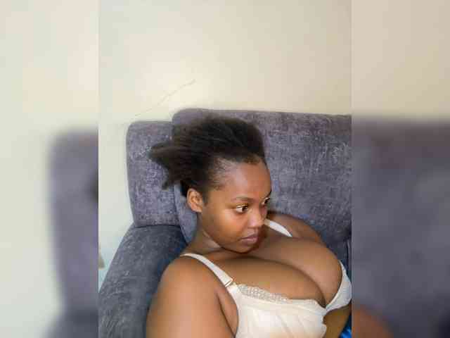 Curvy-maxy9 webcam