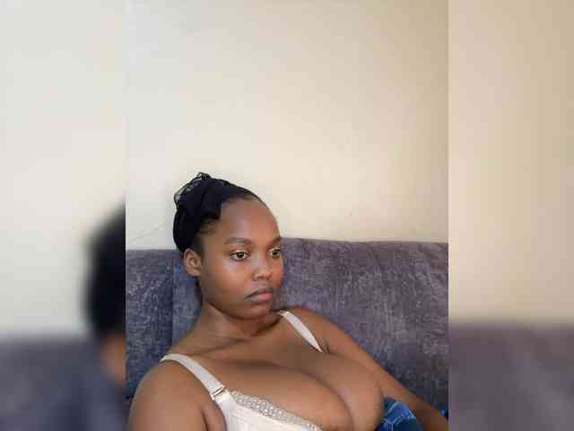 Curvy-maxy9 webcam