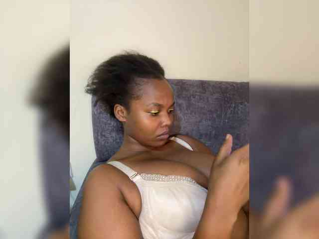 Curvy-maxy9 webcam